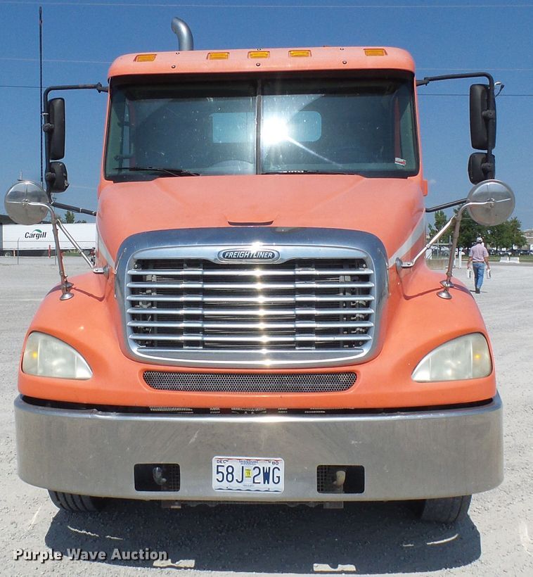 image for item DI0666 2006 Freightliner Columbia semi truck