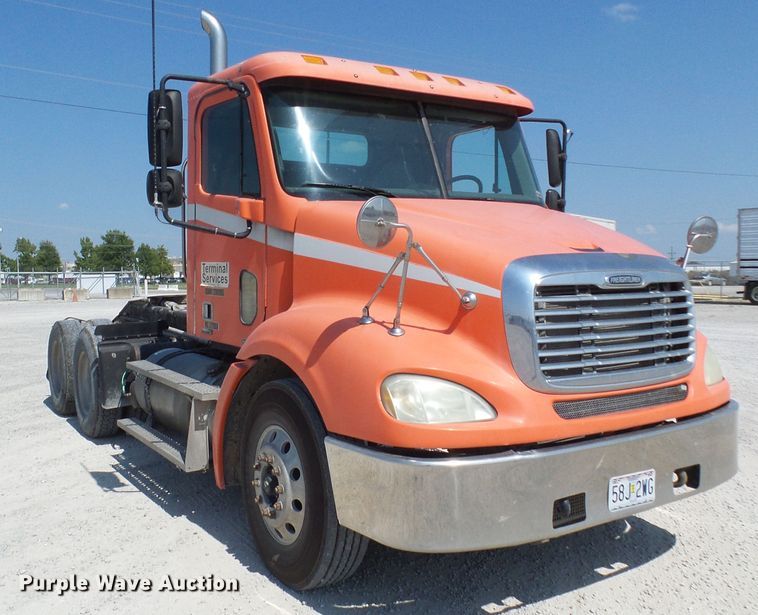 image for item DI0666 2006 Freightliner Columbia semi truck