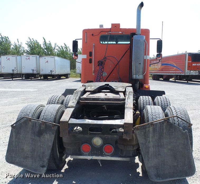 image for item DI0666 2006 Freightliner Columbia semi truck