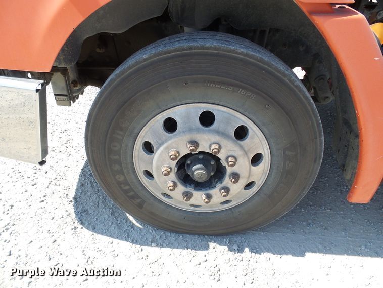 image for item DI0666 2006 Freightliner Columbia semi truck