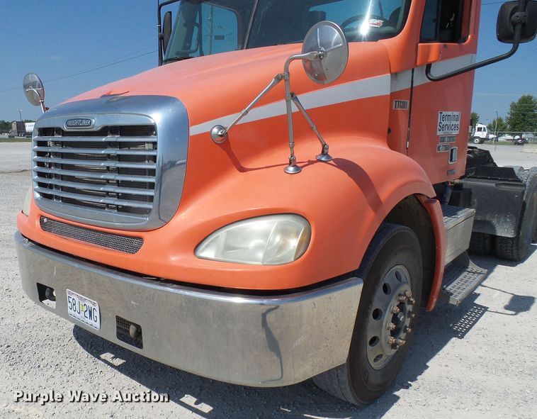 image for item DI0666 2006 Freightliner Columbia semi truck