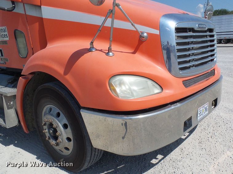 image for item DI0666 2006 Freightliner Columbia semi truck