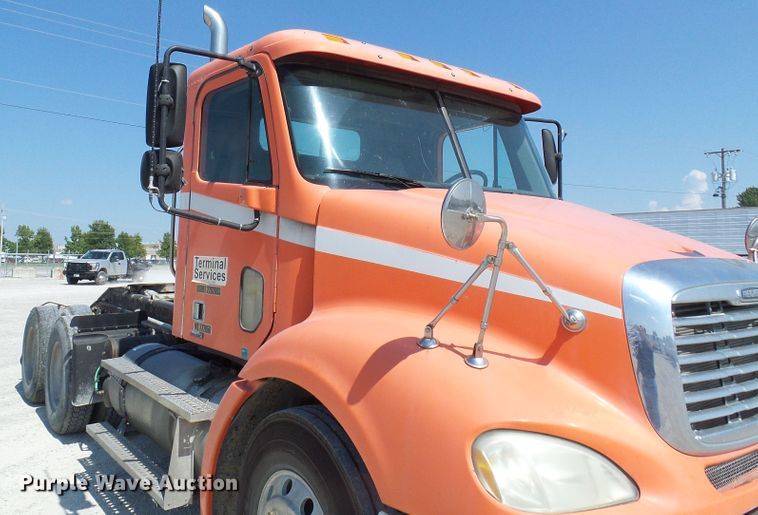 image for item DI0666 2006 Freightliner Columbia semi truck