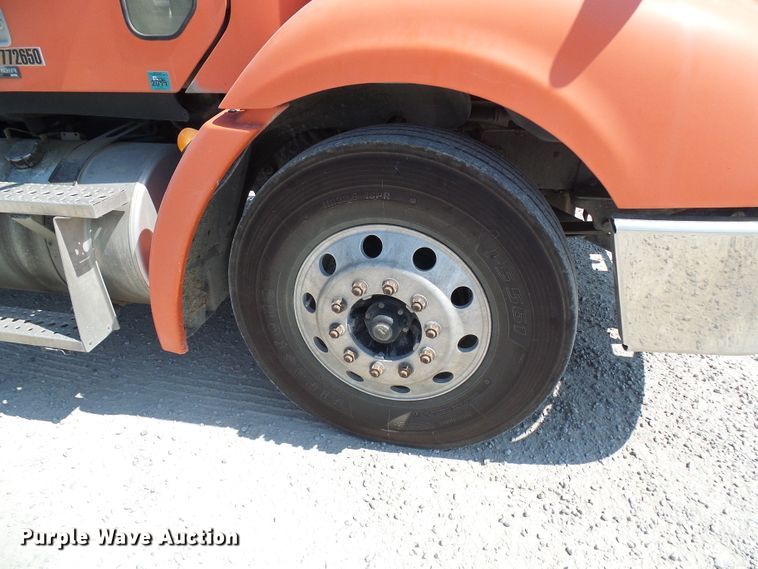 image for item DI0666 2006 Freightliner Columbia semi truck