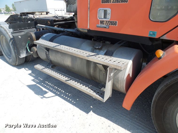 image for item DI0666 2006 Freightliner Columbia semi truck