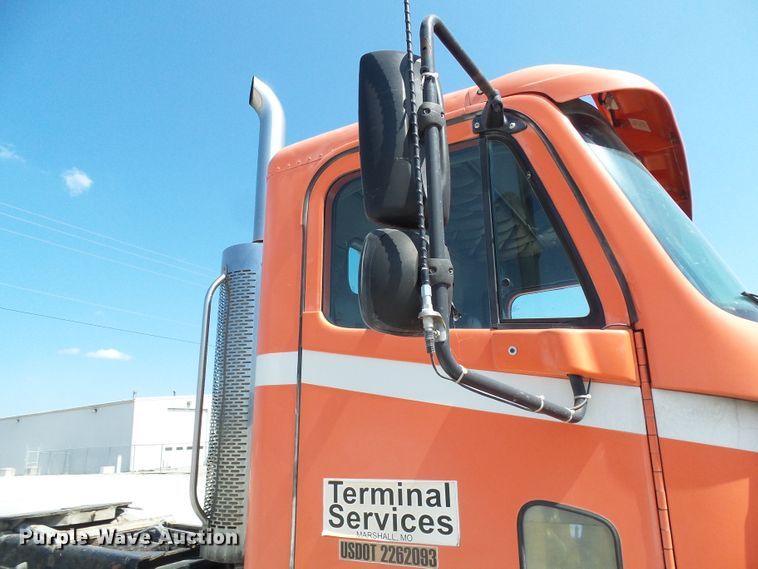 image for item DI0666 2006 Freightliner Columbia semi truck