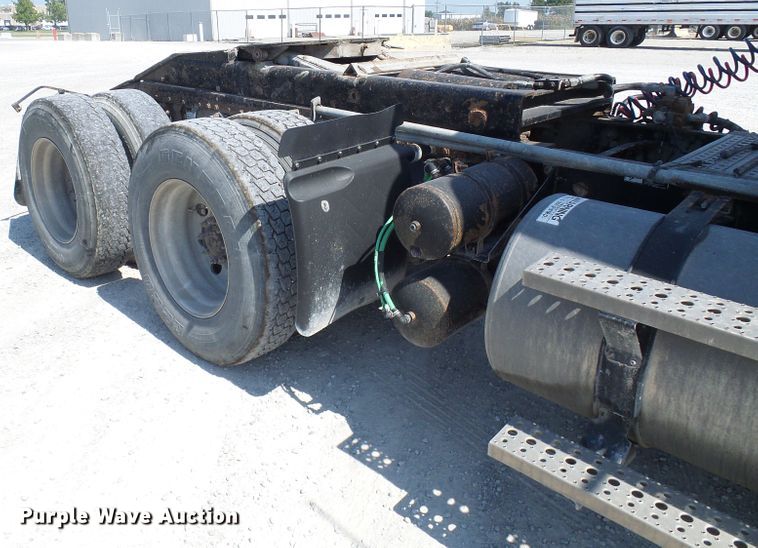 image for item DI0666 2006 Freightliner Columbia semi truck