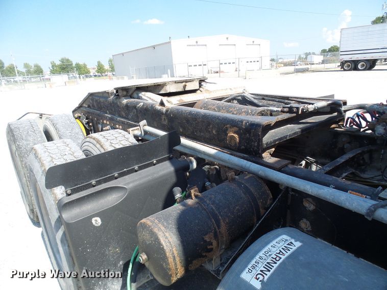 image for item DI0666 2006 Freightliner Columbia semi truck