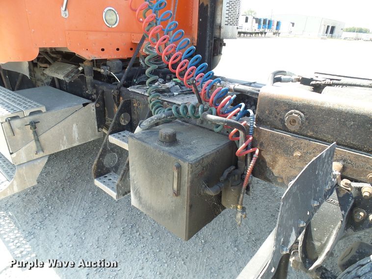 image for item DI0666 2006 Freightliner Columbia semi truck