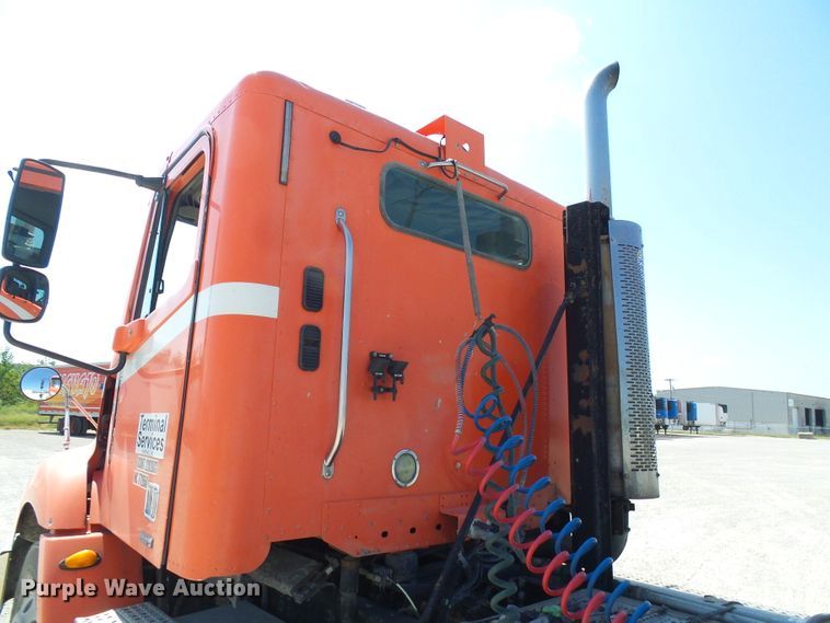 image for item DI0666 2006 Freightliner Columbia semi truck