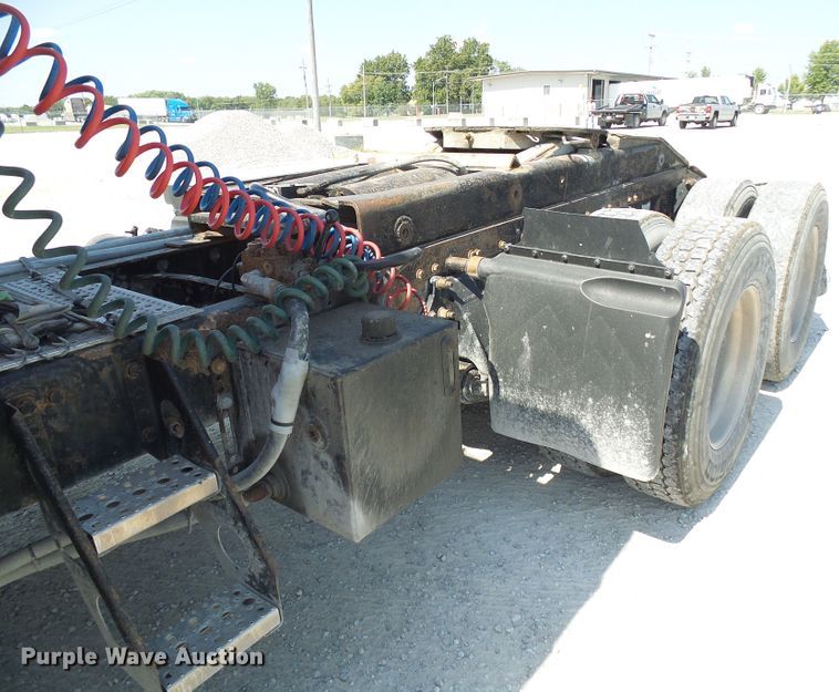 image for item DI0666 2006 Freightliner Columbia semi truck