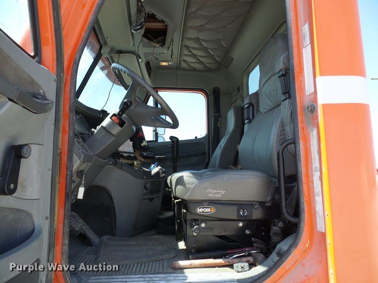 image for item DI0666 2006 Freightliner Columbia semi truck