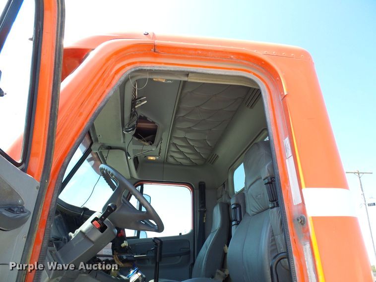 image for item DI0666 2006 Freightliner Columbia semi truck