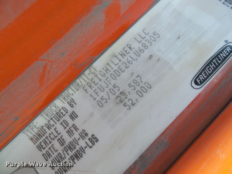 image for item DI0666 2006 Freightliner Columbia semi truck