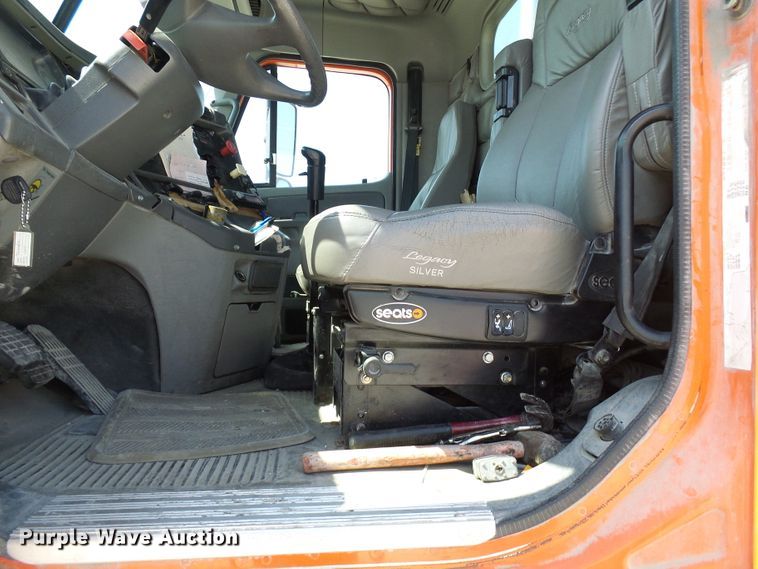 image for item DI0666 2006 Freightliner Columbia semi truck