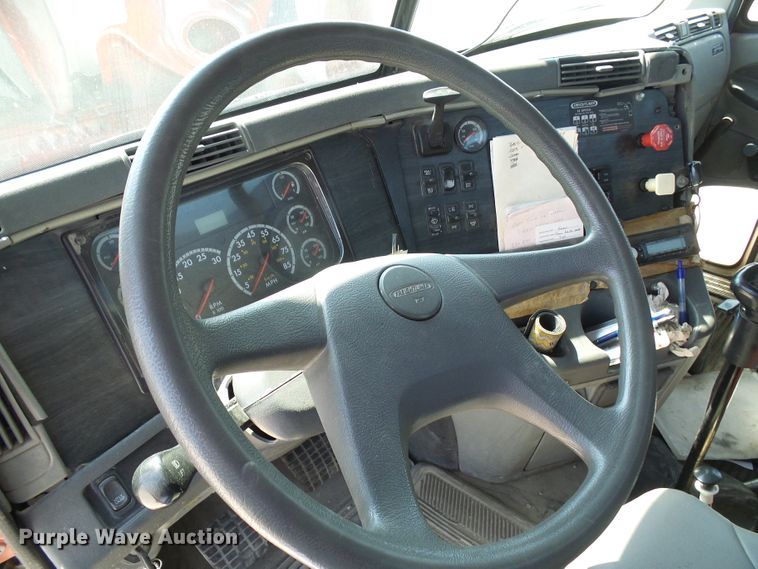 image for item DI0666 2006 Freightliner Columbia semi truck