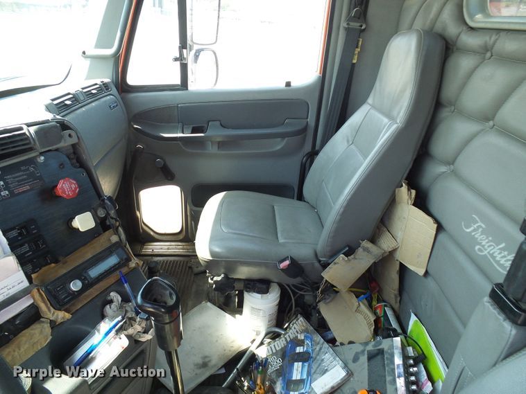 image for item DI0666 2006 Freightliner Columbia semi truck