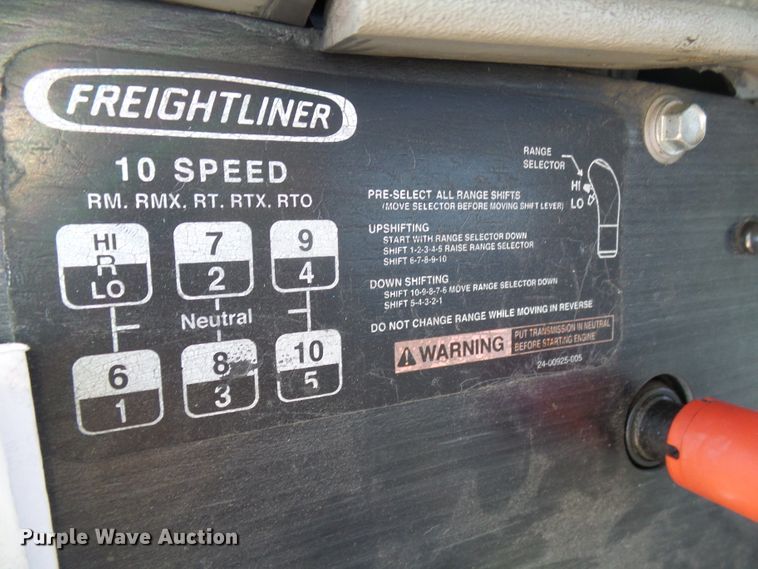 image for item DI0666 2006 Freightliner Columbia semi truck