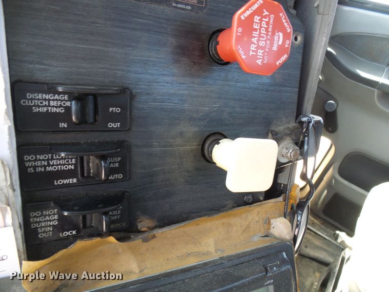 image for item DI0666 2006 Freightliner Columbia semi truck