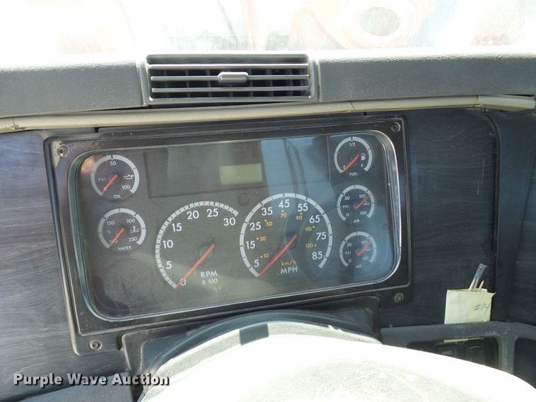 image for item DI0666 2006 Freightliner Columbia semi truck