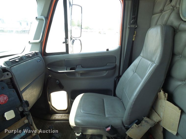 image for item DI0666 2006 Freightliner Columbia semi truck