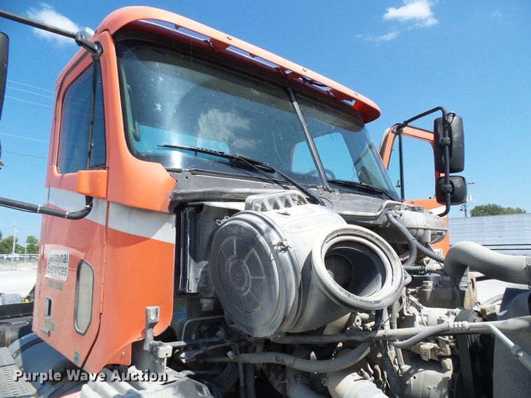 image for item DI0666 2006 Freightliner Columbia semi truck