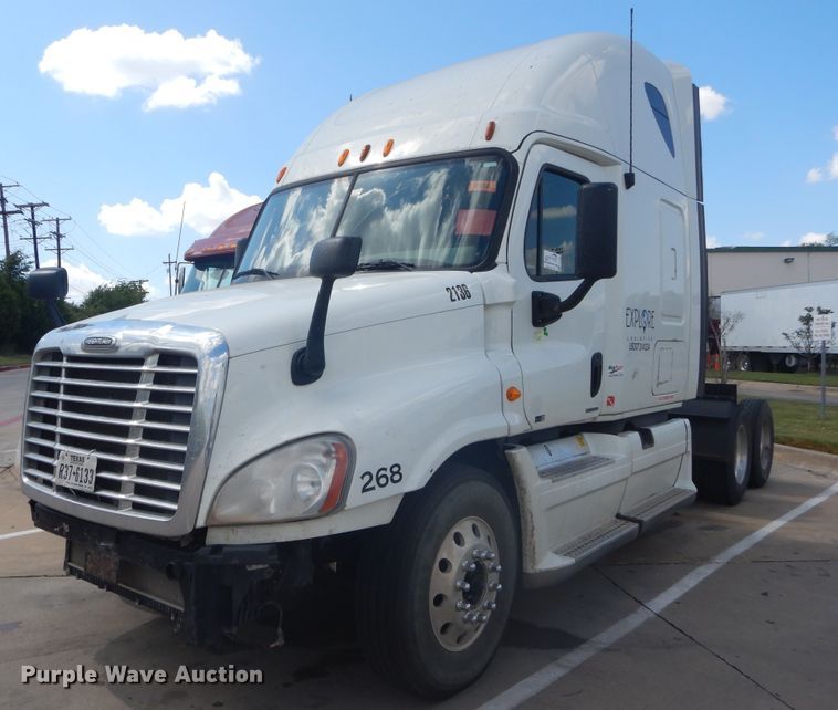 image for item DI1765 2012 Freightliner Cascadia 125 semi truck