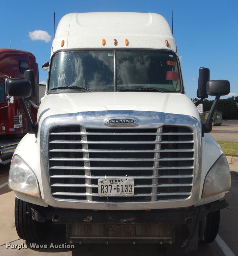 image for item DI1765 2012 Freightliner Cascadia 125 semi truck