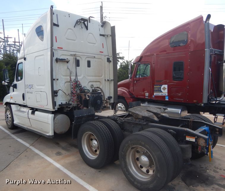 image for item DI1765 2012 Freightliner Cascadia 125 semi truck