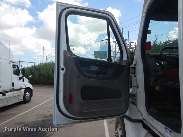 image for item DI1765 2012 Freightliner Cascadia 125 semi truck