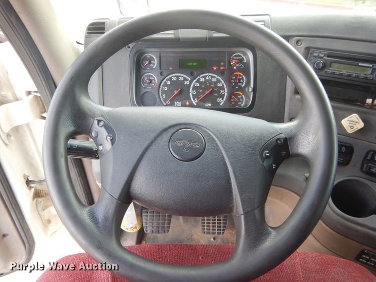 image for item DI1765 2012 Freightliner Cascadia 125 semi truck