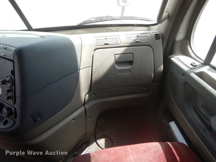 image for item DI1765 2012 Freightliner Cascadia 125 semi truck