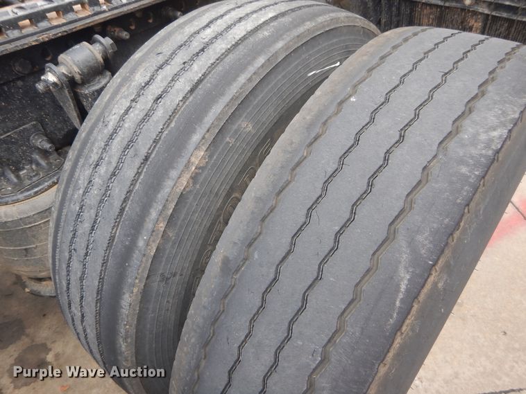 image for item DI1765 2012 Freightliner Cascadia 125 semi truck