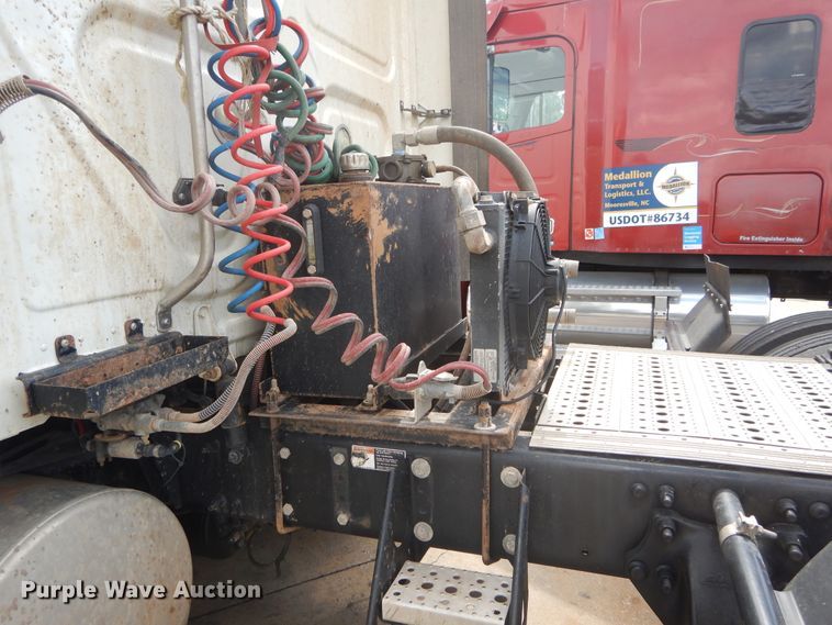 image for item DI1765 2012 Freightliner Cascadia 125 semi truck