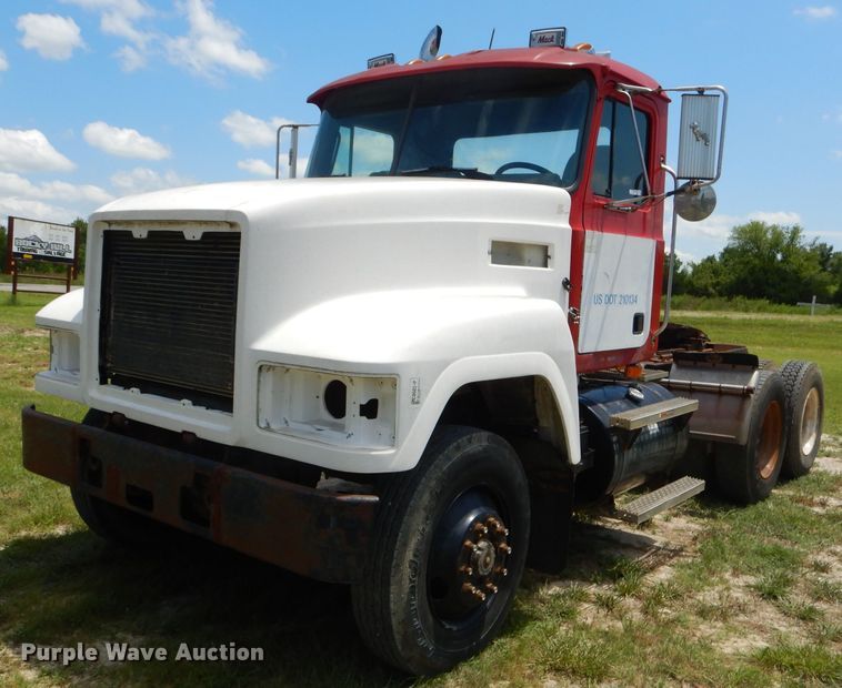 image for item ED9444 1995 Mack CH613 semi truck