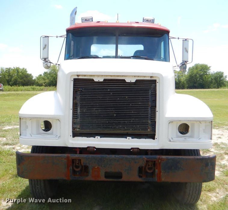 image for item ED9444 1995 Mack CH613 semi truck