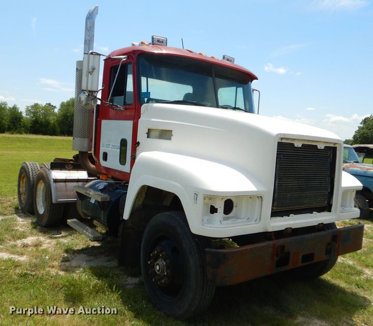image for item ED9444 1995 Mack CH613 semi truck