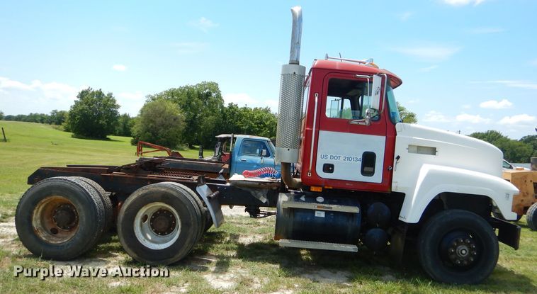 image for item ED9444 1995 Mack CH613 semi truck