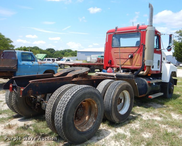 image for item ED9444 1995 Mack CH613 semi truck