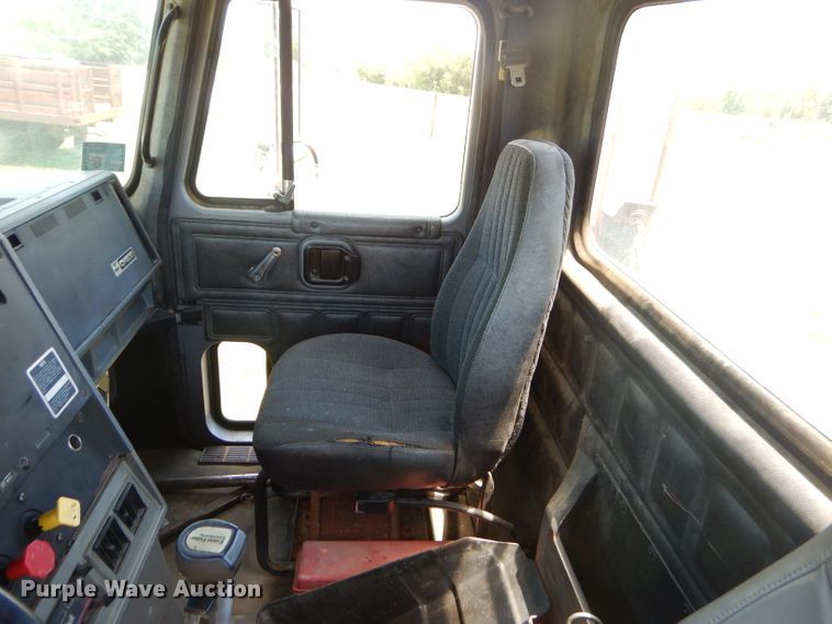 image for item ED9444 1995 Mack CH613 semi truck