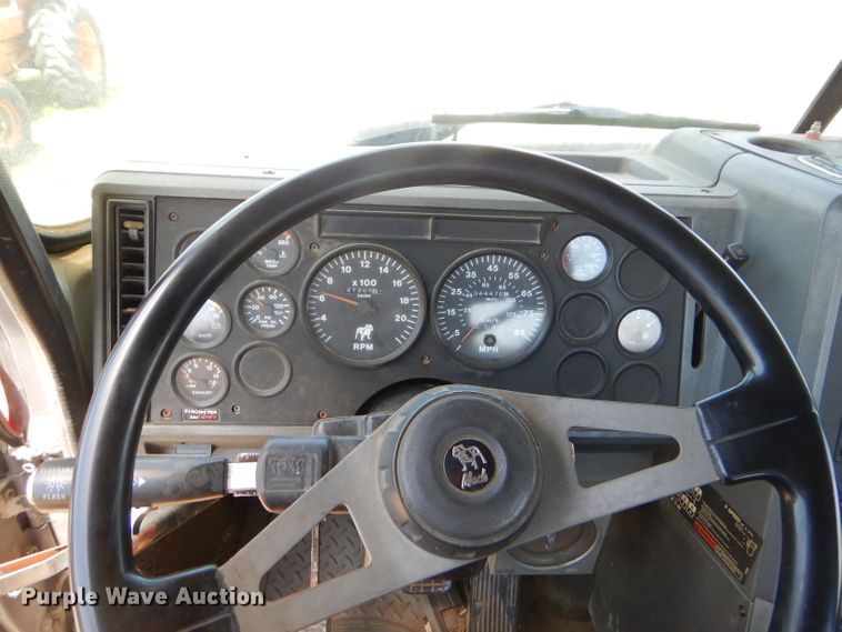 image for item ED9444 1995 Mack CH613 semi truck