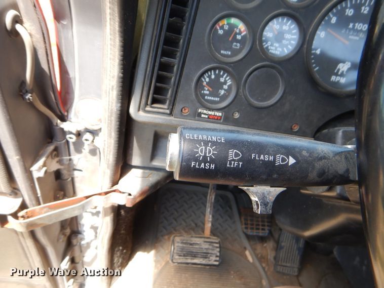 image for item ED9444 1995 Mack CH613 semi truck