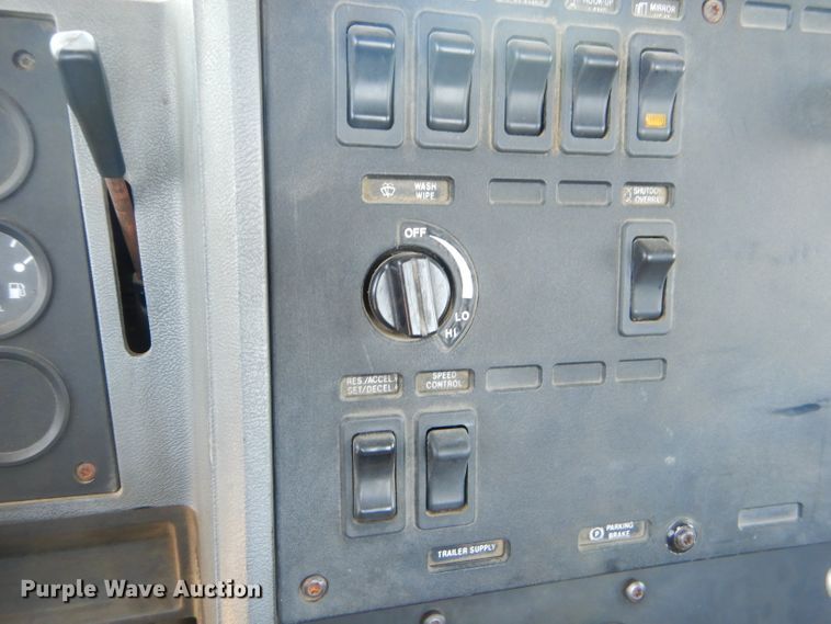 image for item ED9444 1995 Mack CH613 semi truck