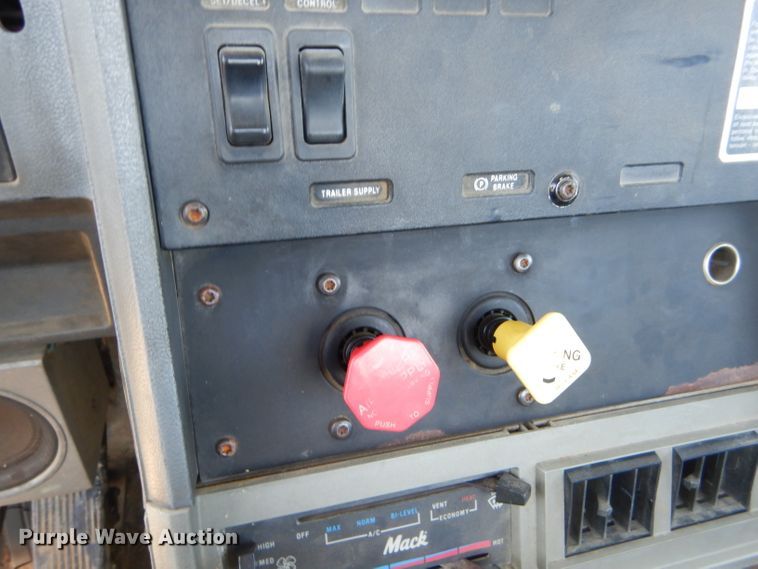 image for item ED9444 1995 Mack CH613 semi truck