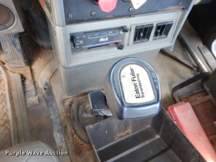 image for item ED9444 1995 Mack CH613 semi truck