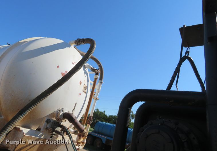 image for item EQ9288 2006 Freightliner Coronado semi truck