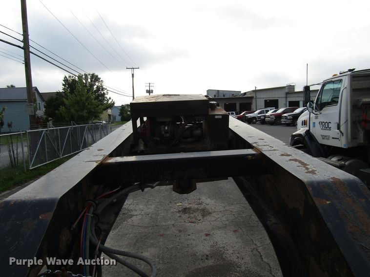 image for item FJ9739 2007 Dynaweld lowboy equipment trailer