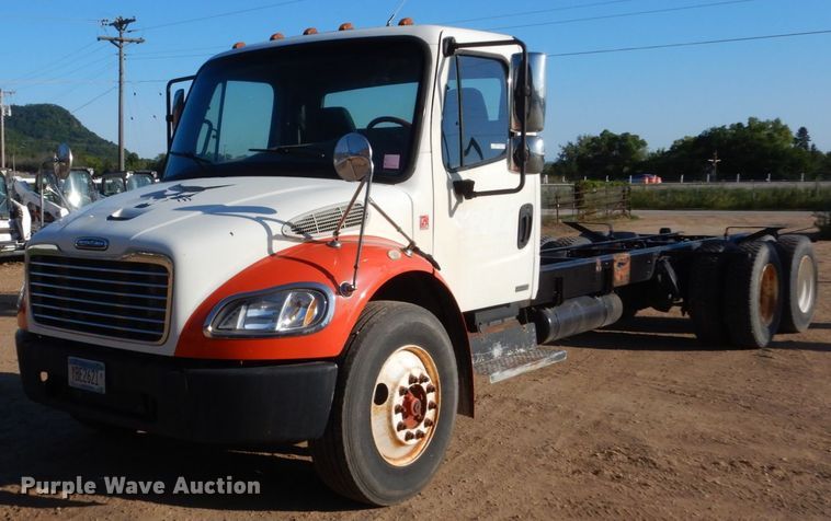 image for item FU9426 2005 Freightliner Business Class M2 truck chassis