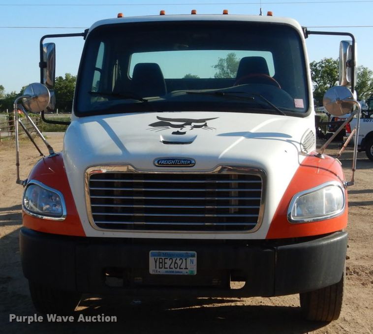 image for item FU9426 2005 Freightliner Business Class M2 truck chassis