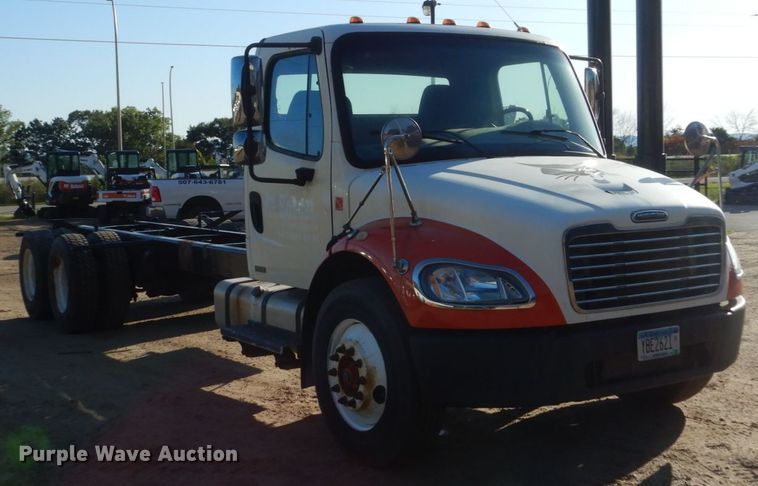 image for item FU9426 2005 Freightliner Business Class M2 truck chassis